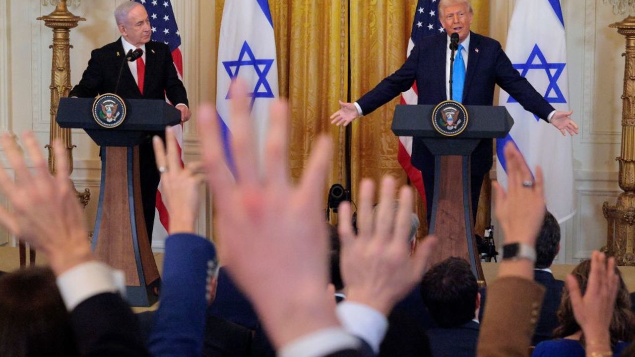El presidente de EE.UU., Donald Trump, y el primer ministro de Israel, Benjamin Netanyahu, celebran una rueda de prensa conjunta en la Casa Blanca el 4 de febrero de 2025.