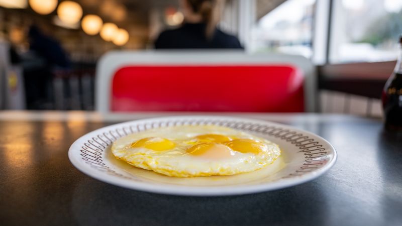Read more about the article Waffle House drops its egg surcharge – CNN