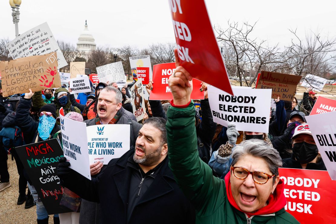 WASHINGTON, DC - 5 de fevereiro: Os manifestantes se reúnem contra o Departamento de Eficiência do Governo (DOGE) fora do Departamento do Trabalho dos EUA (DOL) em 05 de fevereiro de 2025 em Washington, DC. Trabalhadores e apoiadores protestaram antes de uma reunião programada entre membros da equipe do Doge de Elon Musk e da administração da DOL. (Foto de Kena Betancur/ViewPress)