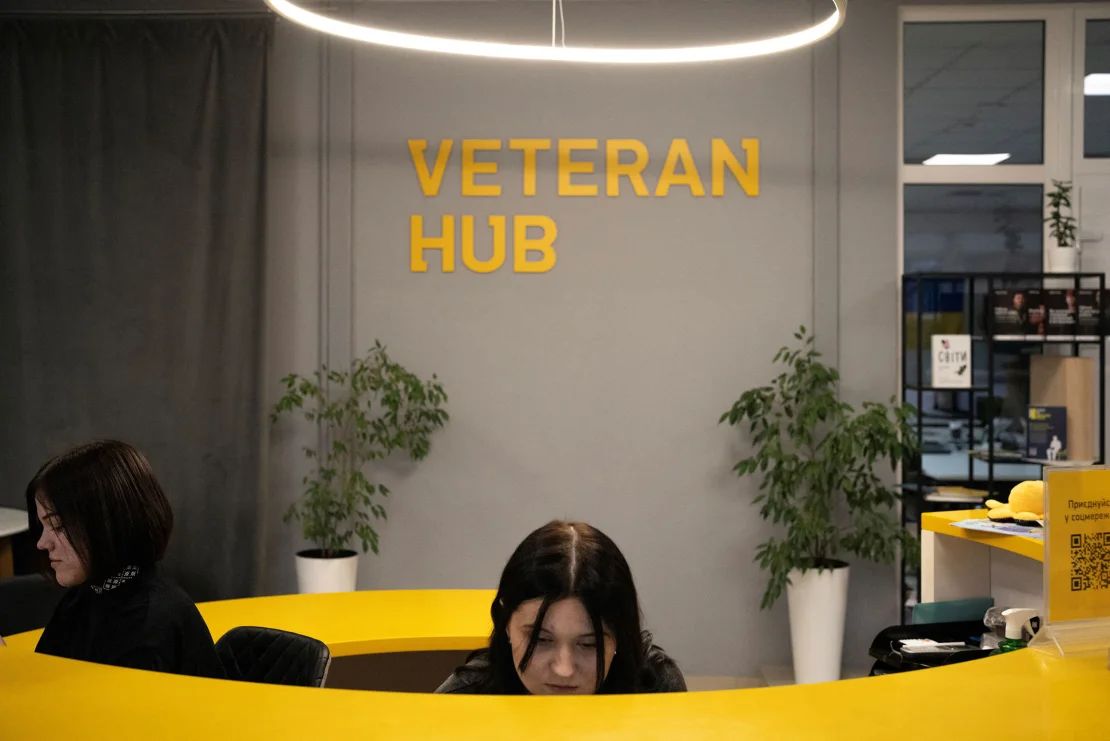 El mostrador de recepción de la oficina de Veteran Hub en Vinnytsya permaneció abierto incluso durante la semana en que la ONG no dispuso de fondos para cubrir los salarios de su personal.