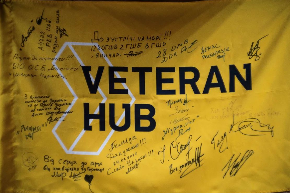 Una bandera firmada por veteranos cuelga de una pared del Veteran Hub.