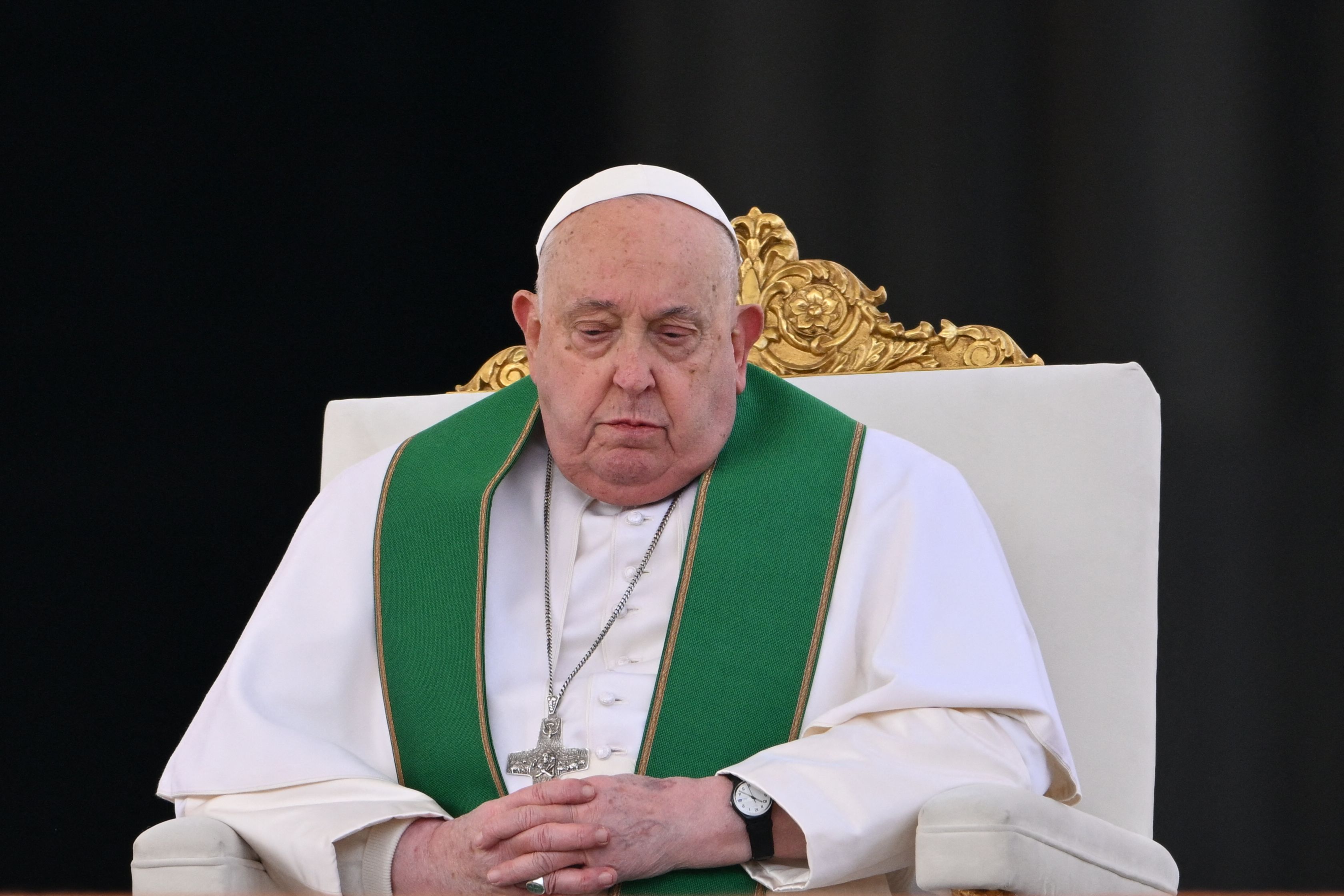 El papa Francisco no está postrado en una cama, pero su condición sigue  siendo crítica, dice una fuente del Vaticano | CNN