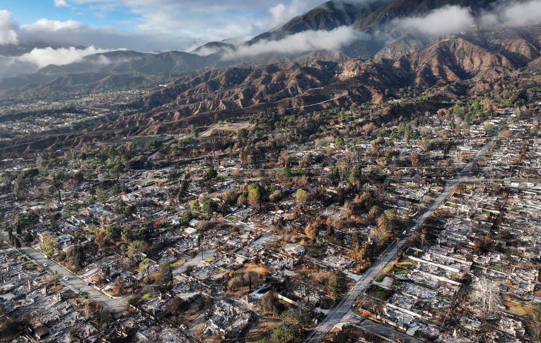 Casas em Altadena, Califórnia, que queimaram no fogo de Eaton, visto em 5 de fevereiro.