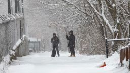 Gente pasea a un perro por la nieve el domingo en Boston, Massachusetts.