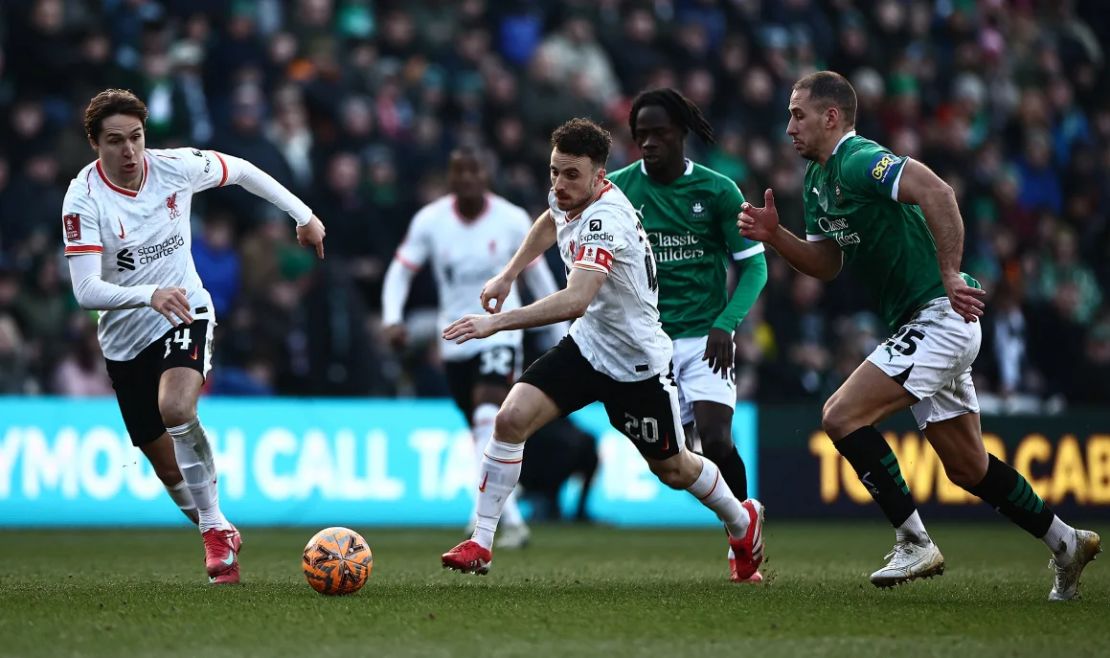 Diogo Jota (centro) busca uma maneira de atravessar a defesa de Plymouth.
