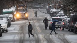 La gente camina por una nevada matinal leve en Brooklyn el 6 de febrero de 2025 en la ciudad de Nueva York.