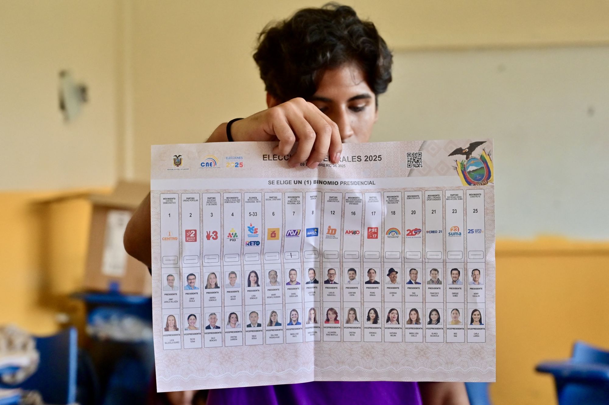 Un miembro del personal electoral cuenta los votos tras el cierre de un centro de votación durante la elección presidencial en el colegio Simón Bolívar de Guayaquil, Ecuador, el 9 de febrero de 2025.