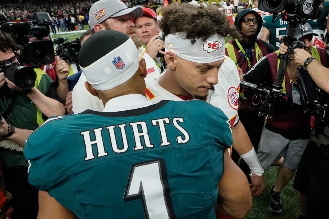 Jalen Hurts y Patrick Mahomes se saludan al final del Super Bowl LIX el 9 de febrero de 2025.