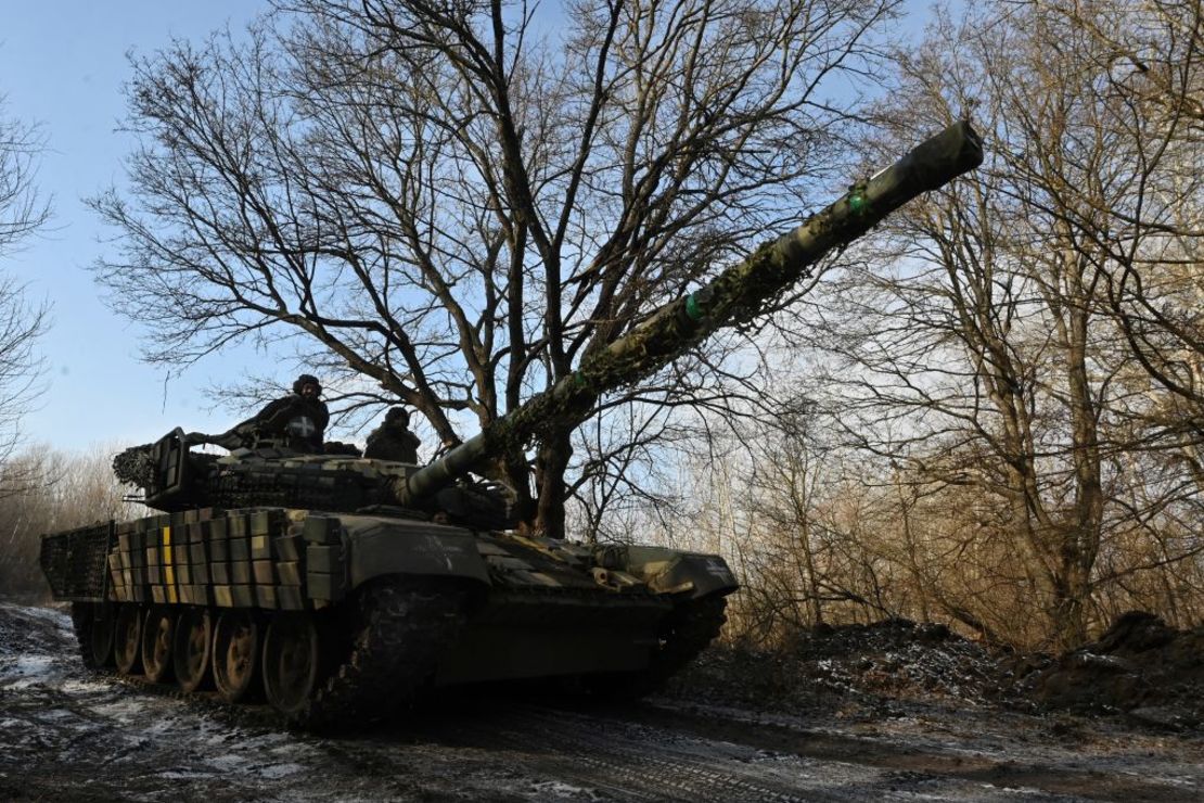 Militares ucranianos de la 3.a Brigada de Tanques de las Fuerzas Terrestres de Ucrania viajan en un tanque T-72 en un lugar no revelado en la región de Járkiv el 10 de febrero de 2025.