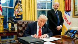 El presidente Donald Trump firma decretos en la Oficina Oval el 10 de febrero de 2025.