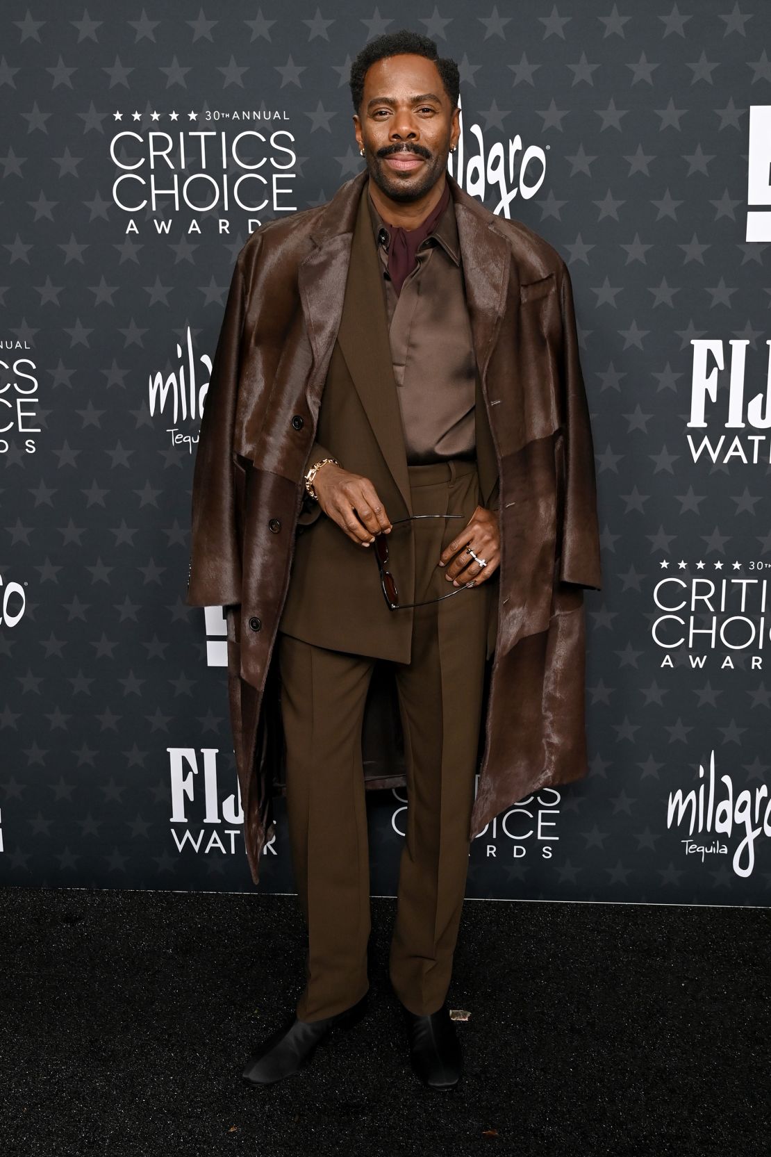 Colman Domingo in an allbrunt look of boss.