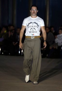 Patricio Campillo en la pasarela de la presentación de su colección otoño-invierno 2025 "Fictions of Reality", en la semana de la moda de Nueva York el 7 de febrero de 2025.