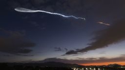 Un cohete Falcon 9 de SpaceX con una carga útil de 23 satélites de Internet Starlink se eleva hacia el espacio tras despegar de la base espacial de Vandenberg a principios de este mes.