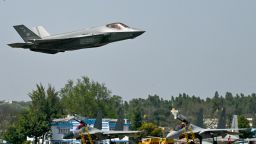 El avión de combate de quinta generación F-35 de la Fuerza Aérea de EE.UU. despega para realizar una presentación durante Aero India 2025, una exhibición de aviación militar en la Estación de la Fuerza Aérea Yelahanka en Bengaluru el 11 de febrero de 2025.