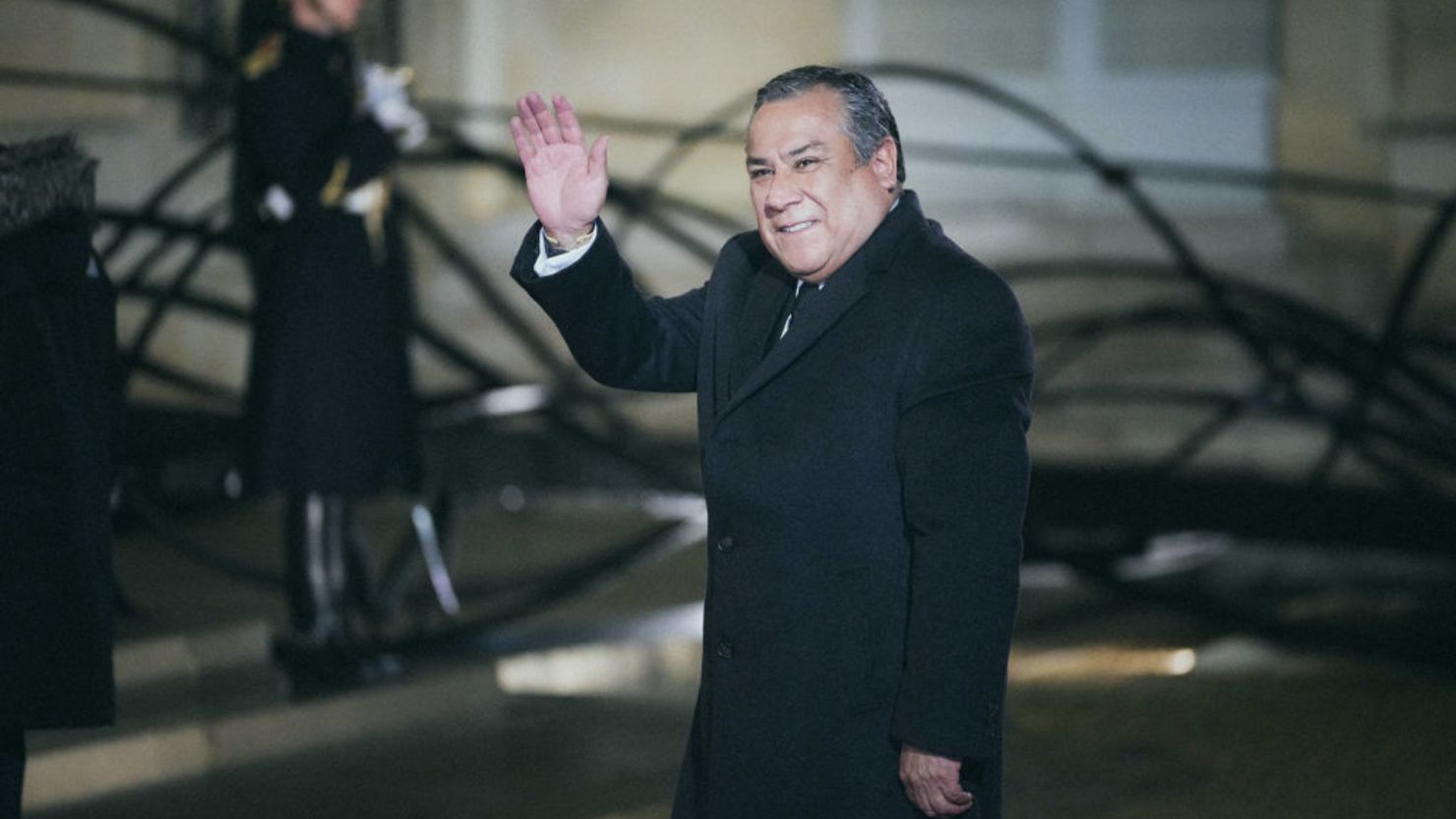 El primer ministro de Perú, Gustavo Adrianzen, llega para asistir a una cena de estado con líderes mundiales y empresarios en el marco de la Cumbre de Acción de Inteligencia Artificial (IA) en el Palacio del Elíseo en París, Francia, el 10 de febrero de 2025.