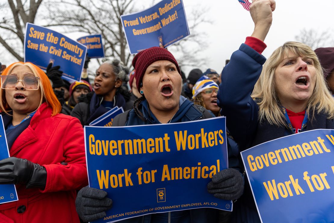 Washington, DC - 11 de fevereiro: Membros da Federação Americana de Funcionários do Governo (AFGE) protestam contra demissões durante uma manifestação para defender os trabalhadores federais em Washington, DC, em 11 de fevereiro de 2025. (Foto de Nathan Posner/Anadolu via Getty Images)