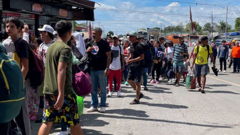 Migrantes cruzan la frontera entre Panamá y Costa Rica mientras intentan regresar a Venezuela, en Paso Canoas entre la frontera de Panamá y Costa Rica, el 11 de febrero de 2025. Decenas de migrantes venezolanos cruzaron la frontera de Costa Rica a Panamá el martes en una pequeña caravana al abandonar el viaje a Estados Unidos, abrumados por el arduo trayecto y temerosos de las duras políticas antiinmigrantes de Donald Trump.