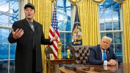 Elon Musk habla sobre sus esfuerzos federales para reducir costos mientras el presidente de EE.UU., Donald Trump, observa en la Oficina Oval de la Casa Blanca el 11 de febrero.