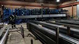 Un trabajador mueve productos de acero en North York Iron, un proveedor de acero en Toronto, Canadá, en febrero de 2025.