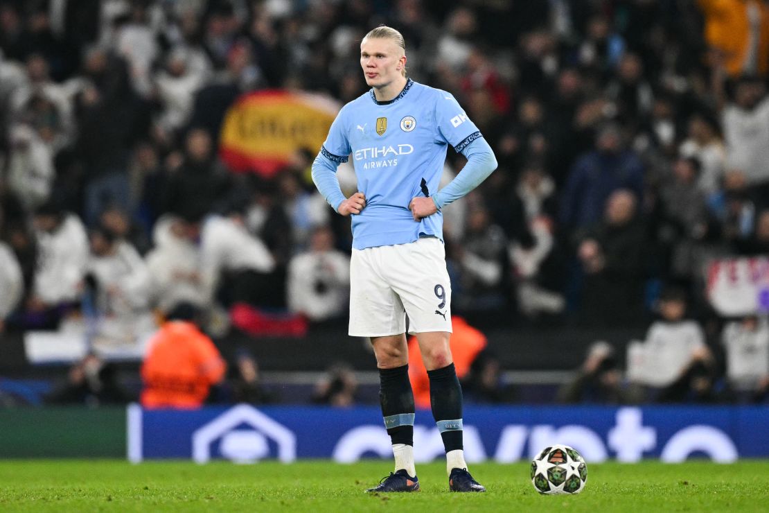 El delantero del Manchester City Erling Haaland reacciona al final del partido.