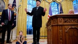  Elon Musk, CEO de Tesla y SpaceX, acompañado por el presidente de EE. UU., Donald Trump, su hijo X Musk y el secretario del personal de la Casa Blanca Will Scharf, habla durante la firma de un decreto en la Oficina Oval de la Casa Blanca el 11 de febrero de 2025 en Washington.