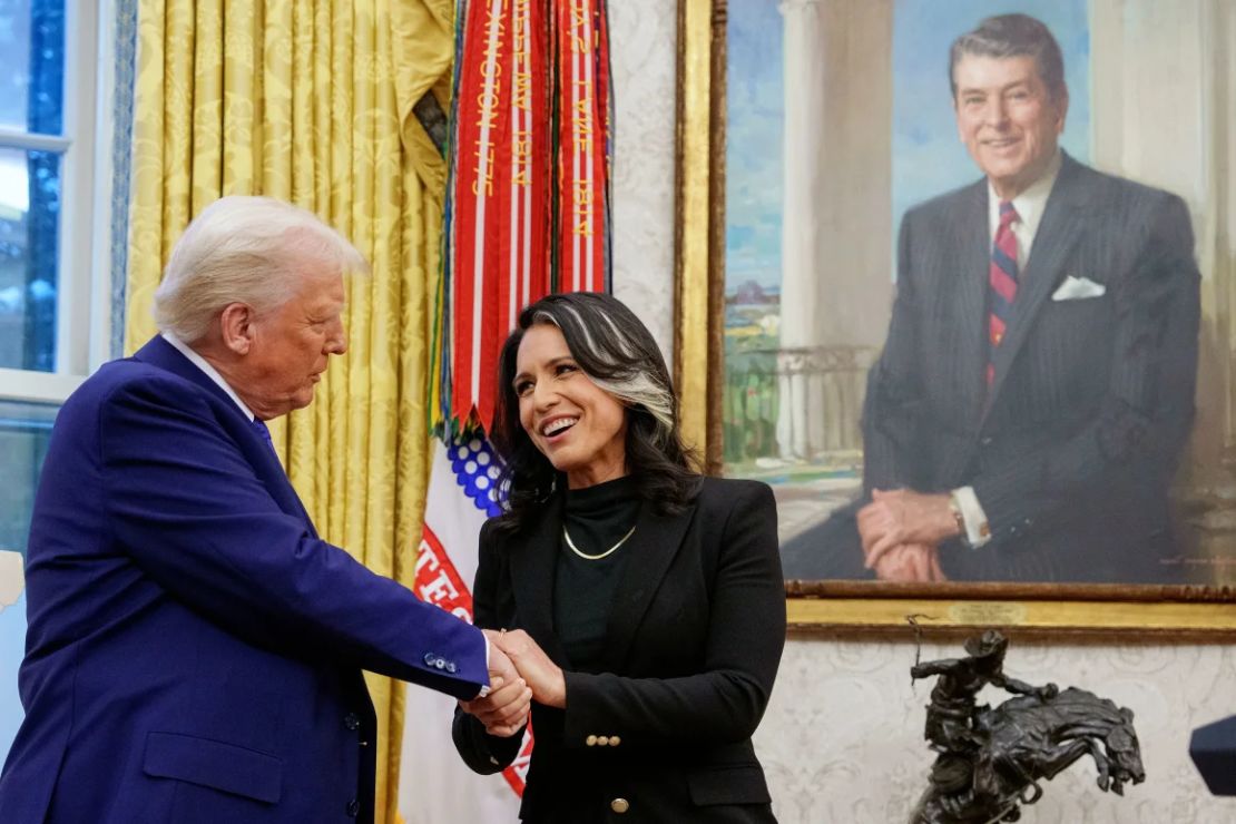 La recién juramentada directora de Inteligencia Nacional, Tulsi Gabbard, estrecha la mano del presidente Donald Trump en la Oficina Oval de la Casa Blanca en Washington el miércoles.
