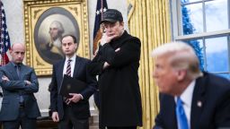 Elon Musk habla con el presidente Donald J Trump y periodistas en la Oficina Oval de la Casa Blanca el martes 11 de febrero de 2025 en Washington.