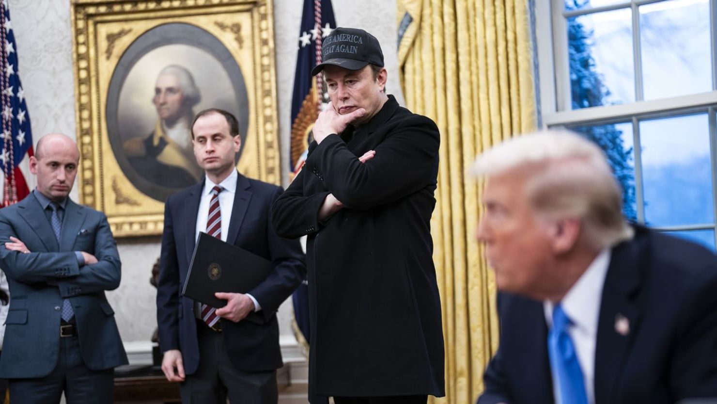 Elon Musk habla con el presidente Donald J Trump y periodistas en la Oficina Oval de la Casa Blanca el martes 11 de febrero de 2025 en Washington.