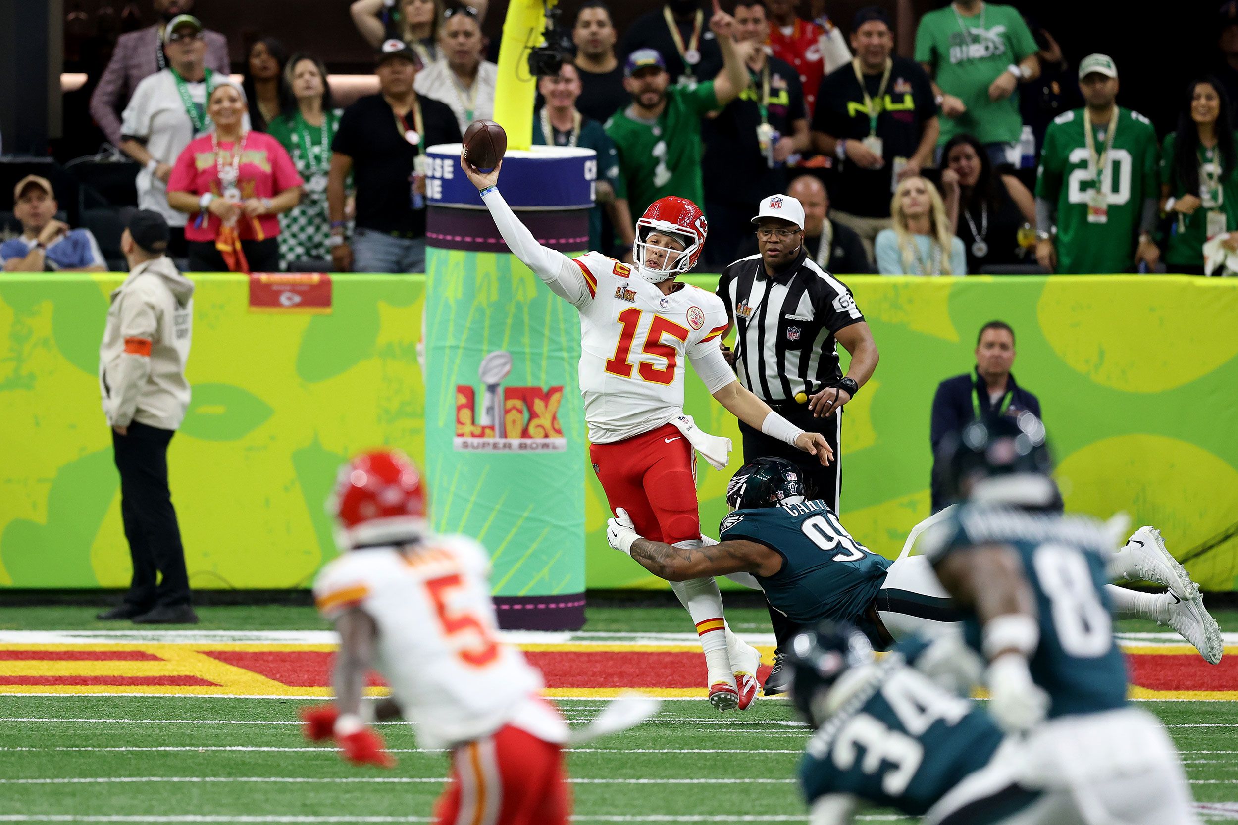 Mahomes throws the ball while being pressured by the Eagles' Jalen Carter in the first quarter.