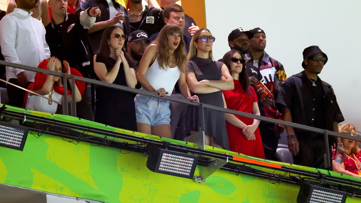 Taylor Swift shakes off mixed reception to her Jumbotron appearance at Super Bowl LIX | CNN