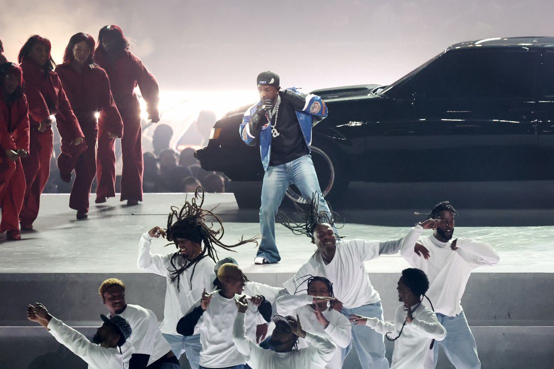 Kendrick Lamar se presenta en el escenario durante el espectáculo de medio tiempo del Super Bowl LIX de Apple Music en el Caesars Superdome el 9 de febrero de 2025 en Nueva Orleans.
