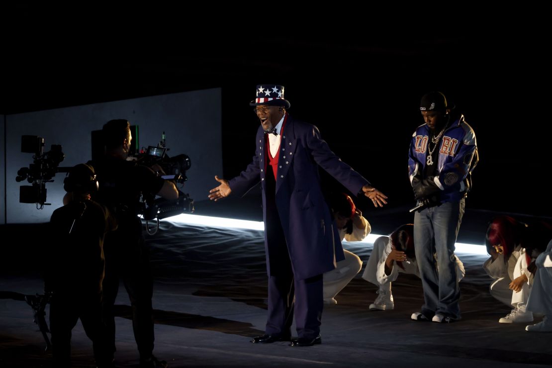 Samuel Jackson y Kendrick Lamar aparecen en el escenario durante el espectáculo de medio tiempo del Super Bowl LIX.