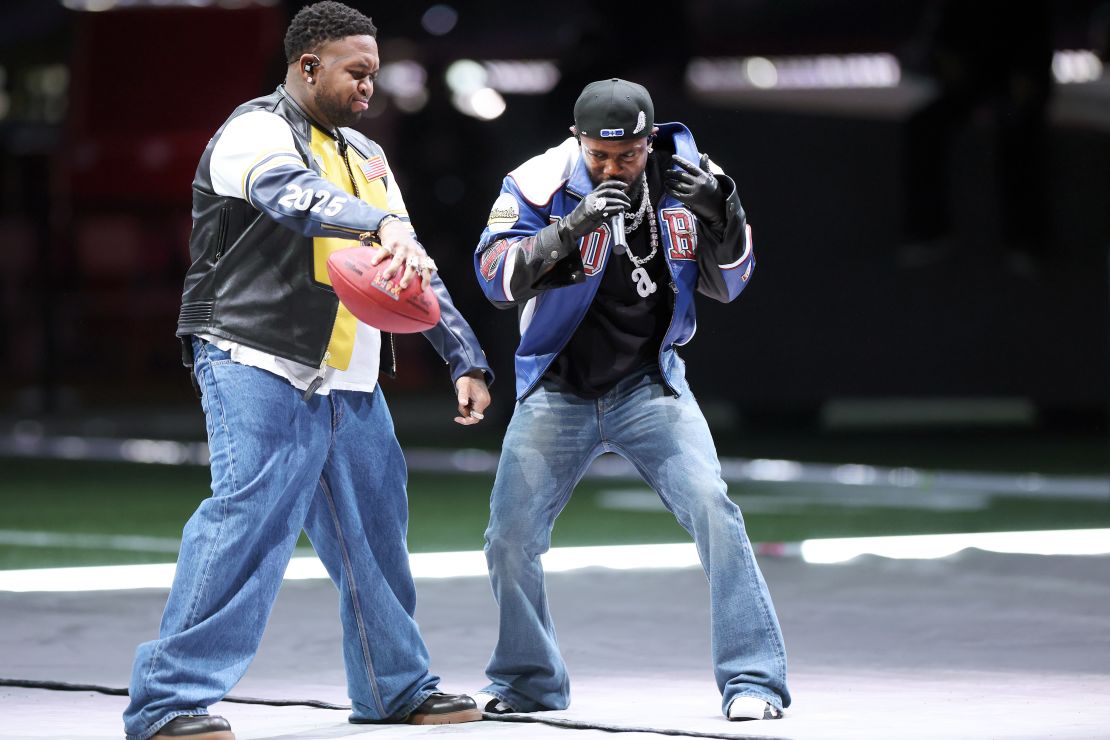Mustard y Kendrick Lamar se presentan en el escenario durante el espectáculo de medio tiempo del Super Bowl LIX.
