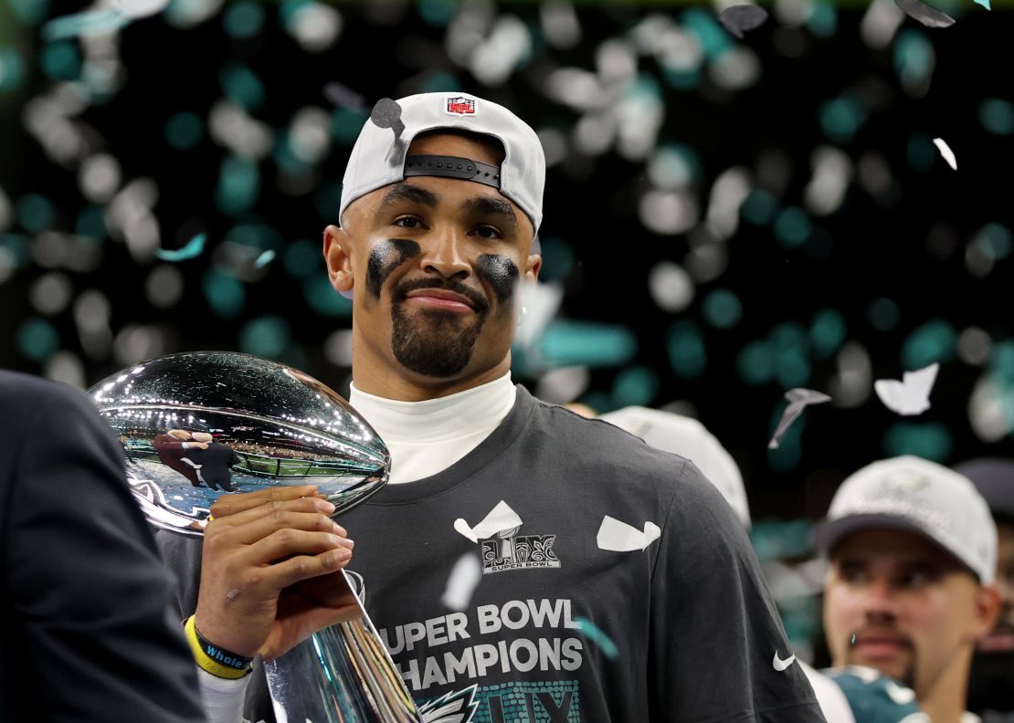 Jalen Hurts, número 1 de los Philadelphia Eagles, celebra con el trofeo Vince Lombardi tras vencer a los Chiefs de Kansas City por 40-22 para ganar el Super Bowl LIX en el Caesars Superdome el 9 de febrero de 2025 en Nueva Orleans.