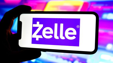 En esta ilustración fotográfica, el logotipo de Zelle aparece en la pantalla de un smartphone.