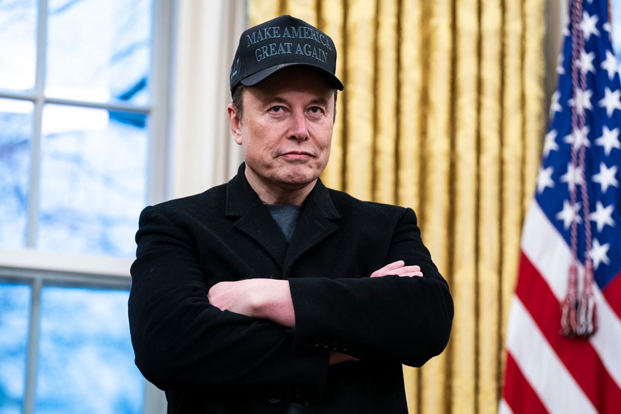 Elon Musk spricht am 11. Februar mit Reportern im Oval Office des Weißen Hauses.