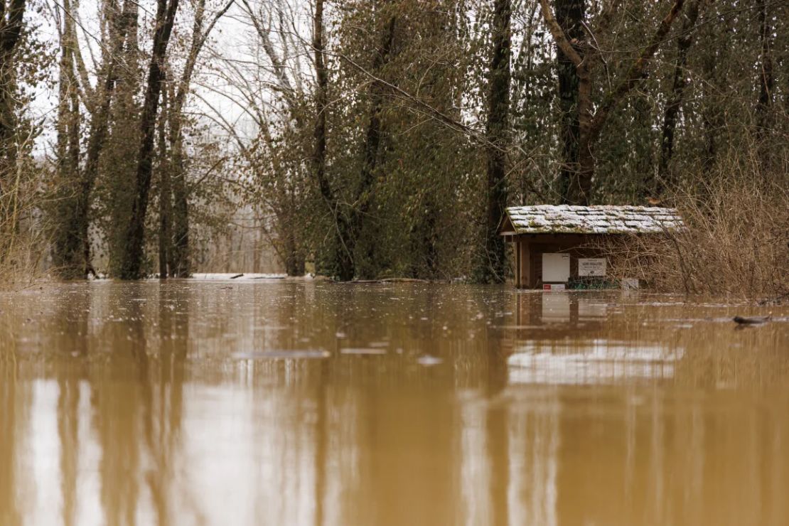 El río Barren se desborda en la entrada del parque Weldon Peete en Bowling Green, Kentucky, el domingo.