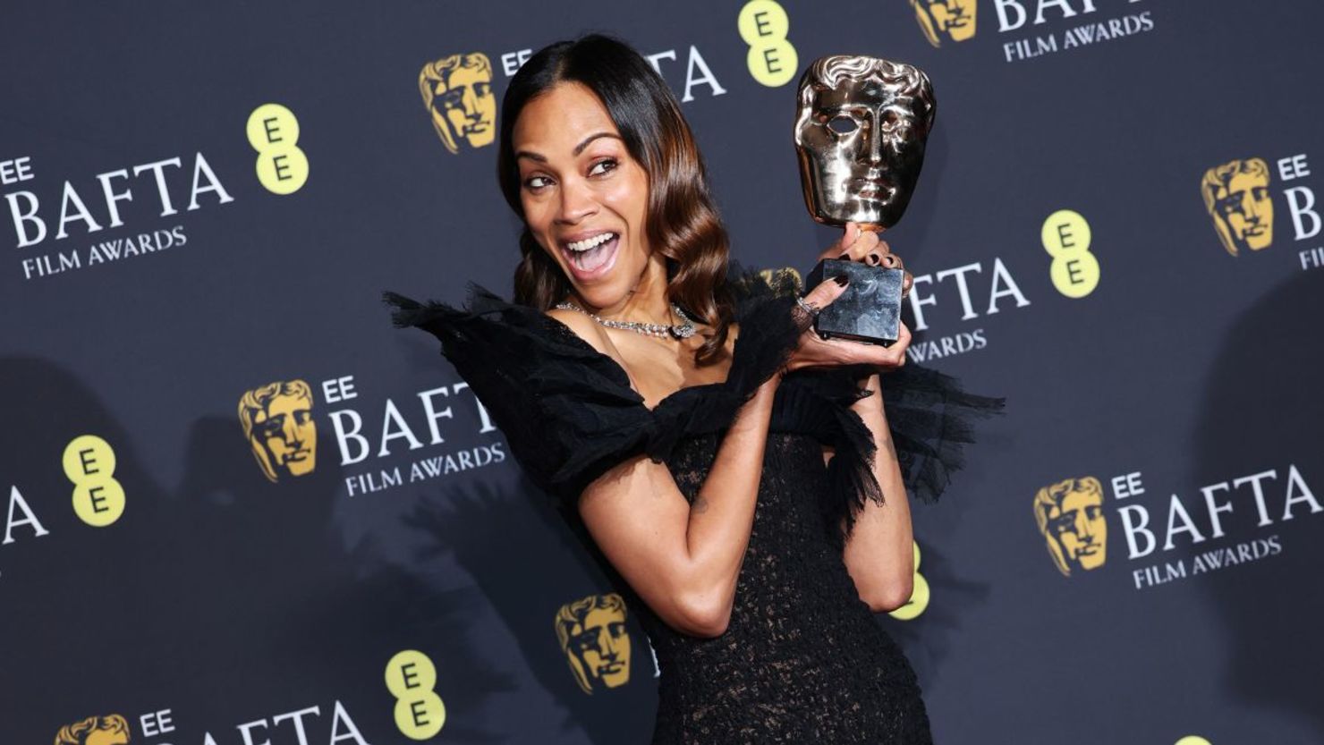 Zoe Saldaña en los premios BAFTA de cine 2025 en Londres.