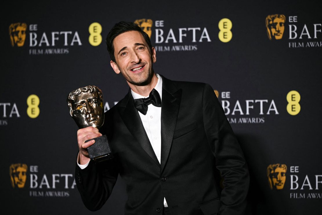 El actor estadounidense Adrien Brody posa con el premio al Mejor actor principal por "The Brutalist" durante la ceremonia de los Premios BAFTA el 16 de febrero de 2025.