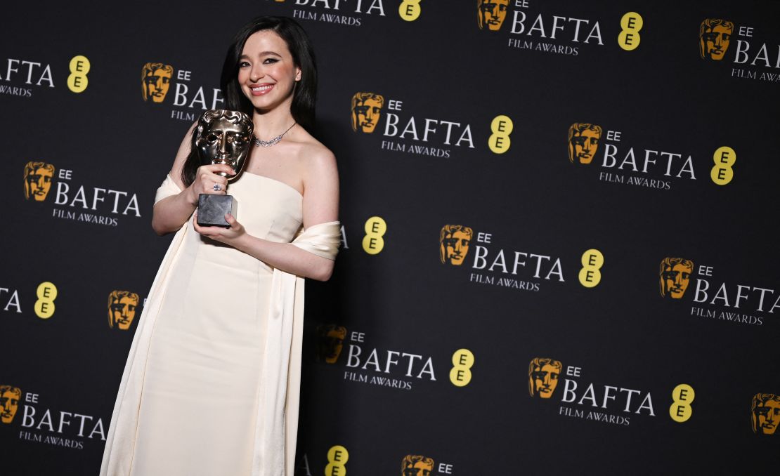 La actriz estadounidense Mikey Madison posa con el premio a la Mejor Actriz Protagónica por "Anora" durante la ceremonia de los Premios BAFTA.