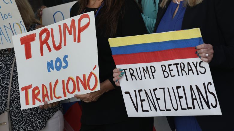 El 13 de febrero de 2025, en Miami, Florida, la gente se unió para apoyar una resolución que reinstaura el estatus de protección temporal para los venezolanos.