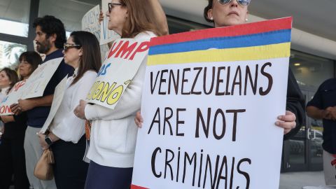 MIAMI, FLORIDA - FEBRUARY 13: Maca Iglesias (R) s with others to a resolution in favor of reinstating temporary protected status for Venezuelans on February 13, 2025 in Miami, Florida. In early February, President Donald Trump's istration revoked temporary protected status for around 350,000 Venezuelans who fled the country and immigrated to the United States. (Photo by Joe Raedle/Getty Images)