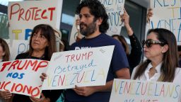 Personas se unen para apoyar una resolución a favor de restablecer el estatus de protección temporal para los venezolanos el 13 de febrero de 2025 en Miami, Florida.