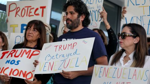 Personas se unen para apoyar una resolución a favor de restablecer el estatus de protección temporal para los venezolanos el 13 de febrero de 2025 en Miami, Florida.