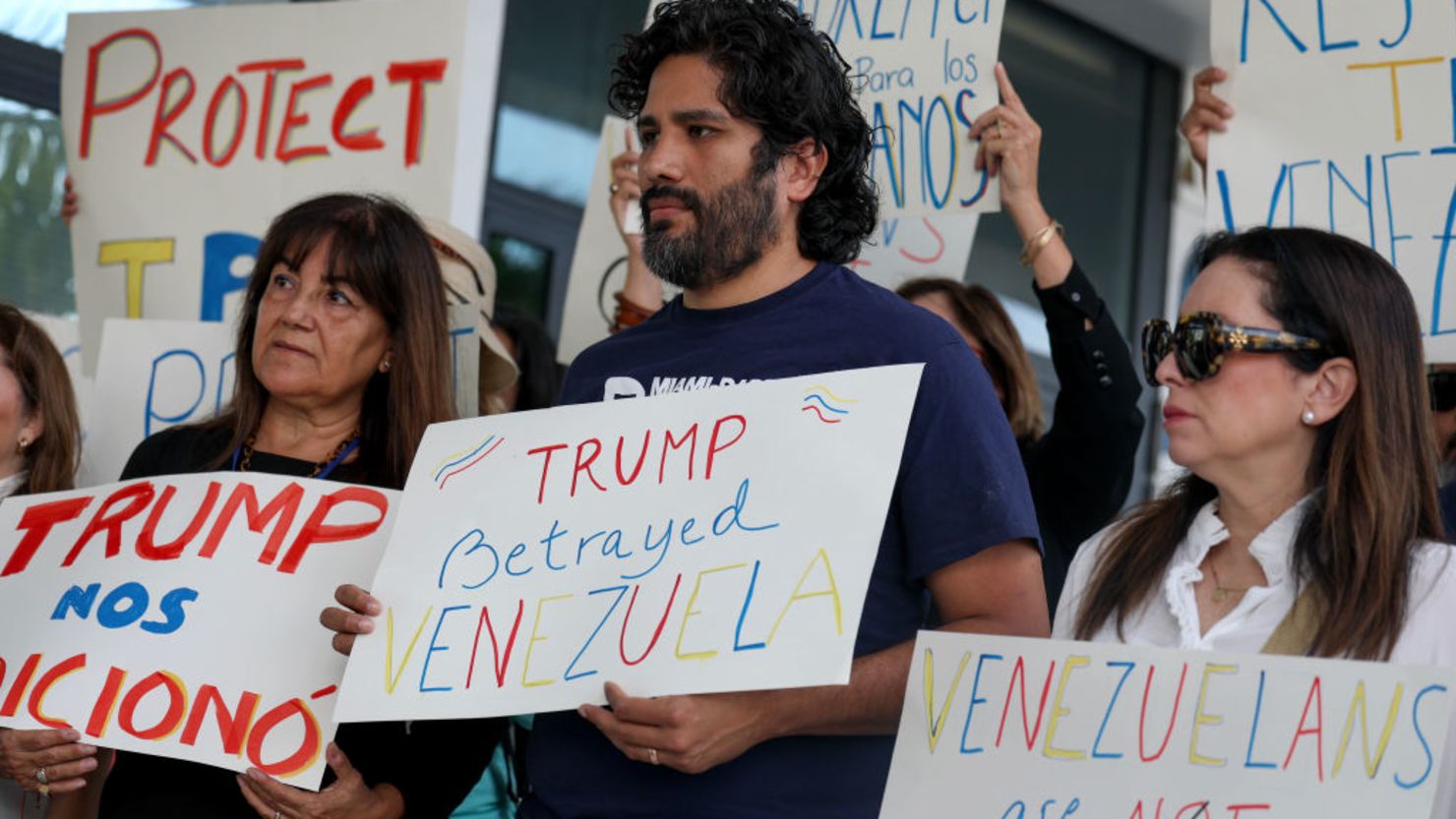 Personas se unen para apoyar una resolución a favor de restablecer el estatus de protección temporal para los venezolanos el 13 de febrero de 2025 en Miami, Florida.