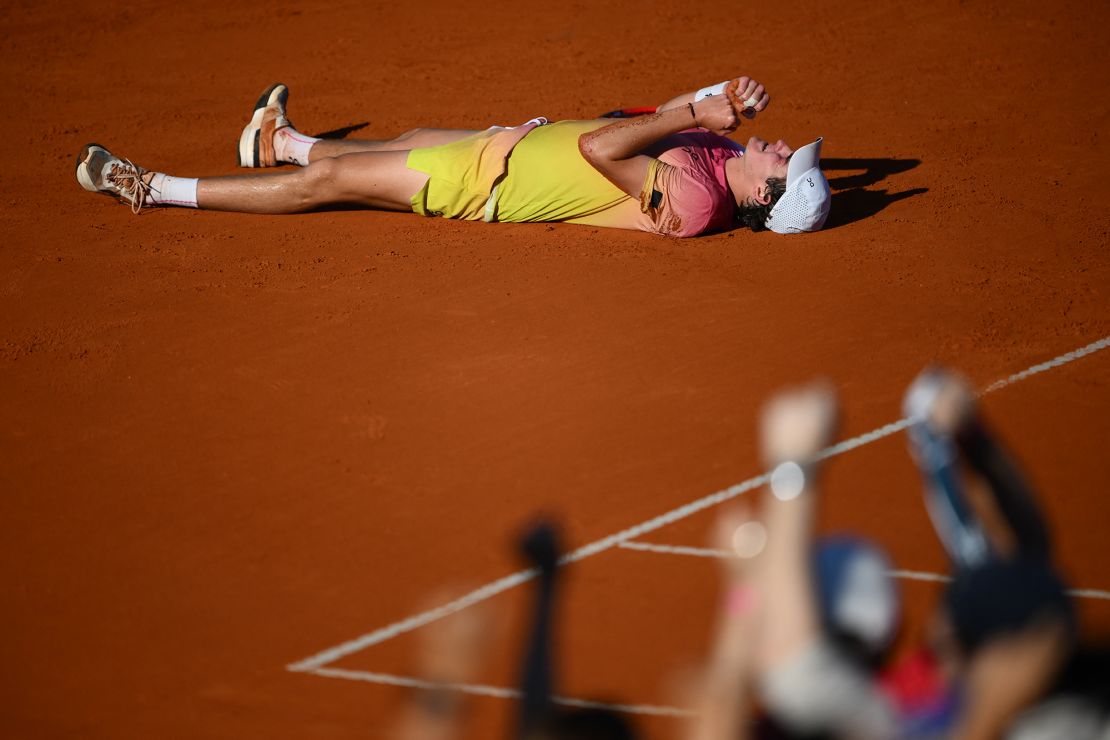 Fonseca drops to the floor after defeating Cerúndolo in Buenos Aires.