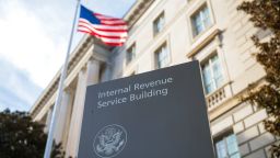 Un letrero del Servicio de Impuestos Internos (IRS) afuera de su edificio el 13 de febrero de 2025 en Washington.
