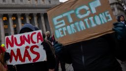 Manifestantes contra las políticas de la istración de Donald Trump y sus políticas migratorias en el bajo Manhattan el 13 de febrero de 2025 en Nueva York.