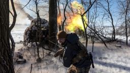 Soldados ucranianos combatiendo cerca de Pokrovsk esta semana. Estados Unidos ha excluido a Kiev de sus primeras negociaciones para poner fin a la guerra y los ataques de Trump contra Zelenski han horrorizado a Europa.