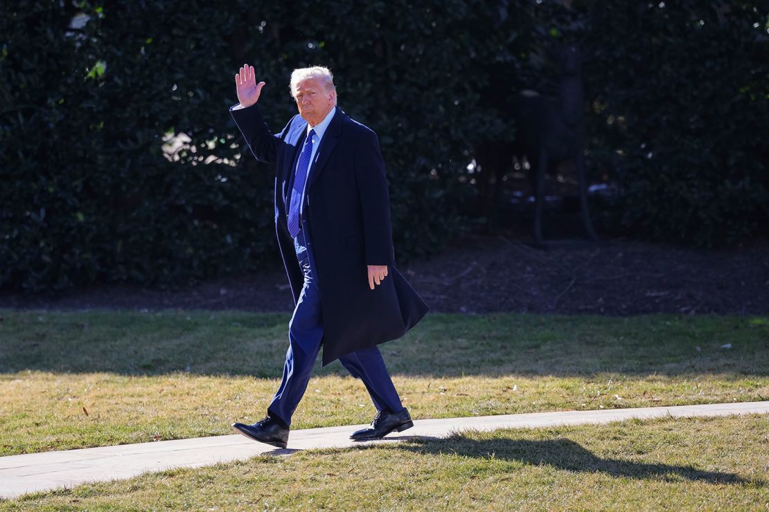 O presidente dos EUA, Donald Trump, deixa o Salão Oval ao sair da Casa Branca em 14 de fevereiro de 2025 em Washington, DC. Trump viajará para a Flórida para visitar sua propriedade Mar-A-Lago no fim de semana.